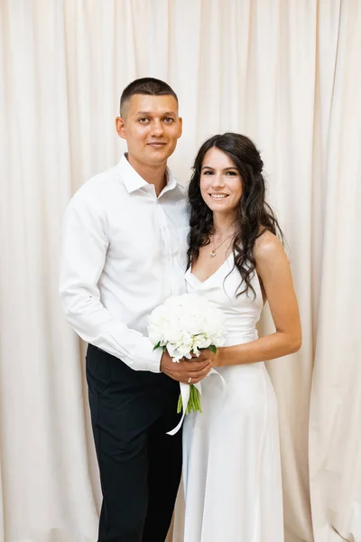 Smiling Wedding Couple Posing Front White Curtain — Fotografia de Stock