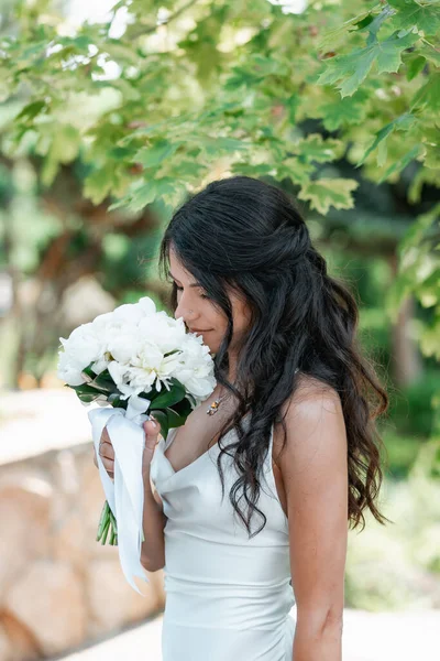 Bruna Sottile Elegante Sposa Felice Tempo Soleggiato Estivo Giardino Botanico — Foto Stock