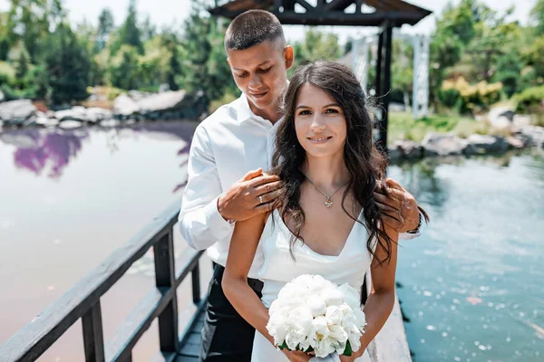 Casal Feliz Multicultural Roupas Casamento Noiva Tem Buquê Branco Jardim — Fotografia de Stock