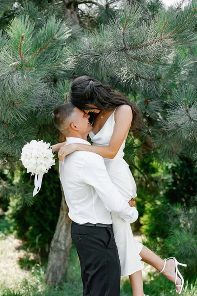Multicultural Happy Couple Wedding Outfits Bride Has White Bouquet Botanical — Foto de Stock