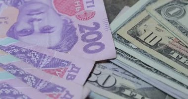Tahta masanın arka planında kadın ellerinde dolar var. Silah olarak 100 ve 50 Amerikan doları sayan bir kadın. Bir sürü yüz dolarlık banknot. Tahta masadaki banknotlar. Finans, ekonomi, savin