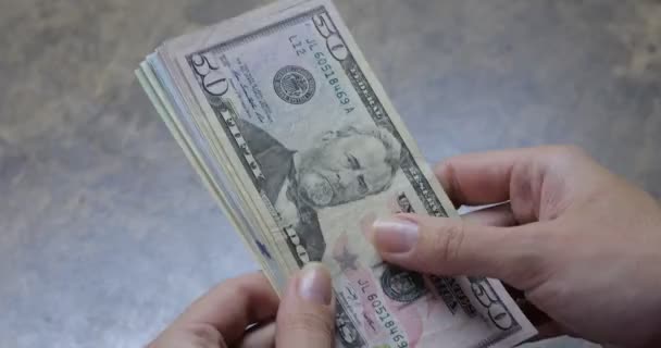 Dólares Manos Femeninas Sobre Fondo Mesa Madera Mujer Contando Billetes — Vídeos de Stock