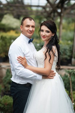 Düğün töreninden sonra mutlu gelin ve damat. Yeşil botanik bahçesinde yürü.