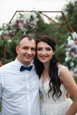 Düğün töreninden sonra mutlu gelin ve damat. Yeşil botanik bahçesinde yürü.