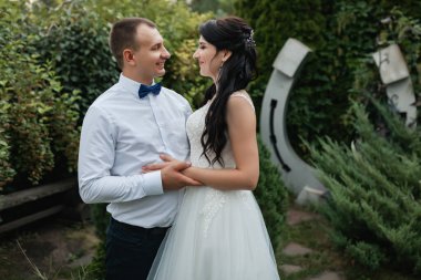 Düğün töreninden sonra mutlu gelin ve damat. Yeşil botanik bahçesinde yürü.