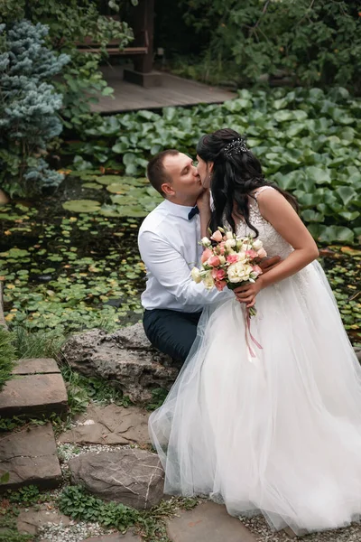 Happy Bride Groom Wedding Ceremony Walk Green Botanical Garden — Fotografia de Stock