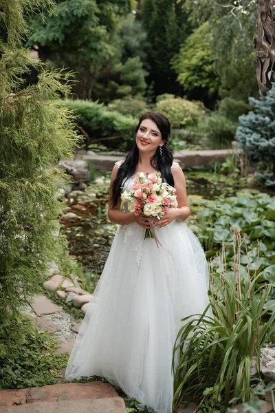Šťastná Usměvavá Nevěsta Velkou Svatební Kyticí Pózující Krásném Botanickém Parku — Stock fotografie