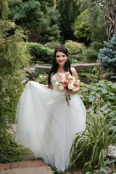 Šťastná Usměvavá Nevěsta Velkou Svatební Kyticí Pózující Krásném Botanickém Parku — Stock fotografie