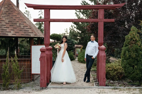 Happy Bride Groom Wedding Ceremony Walk Green Botanical Garden — Stock Photo, Image