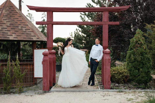 Happy Bride Groom Wedding Ceremony Walk Green Botanical Garden — Stock Photo, Image