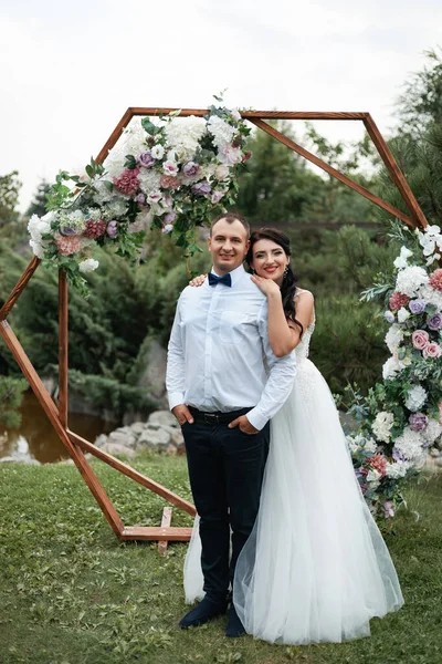 Happy Bride Groom Wedding Ceremony Walk Green Botanical Garden — Fotografia de Stock