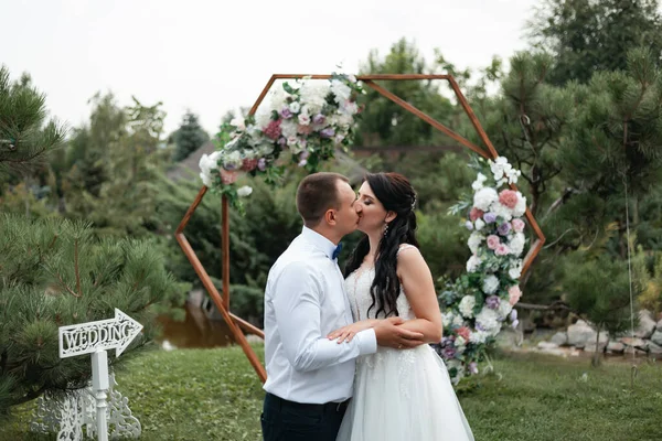 Noiva Feliz Noivo Após Cerimônia Casamento Caminhe Jardim Botânico Verde — Fotografia de Stock