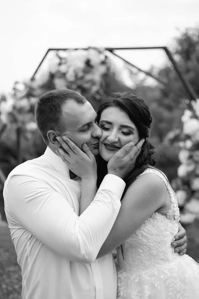 Happy Bride Groom Wedding Ceremony Walk Green Botanical Garden — Fotografia de Stock