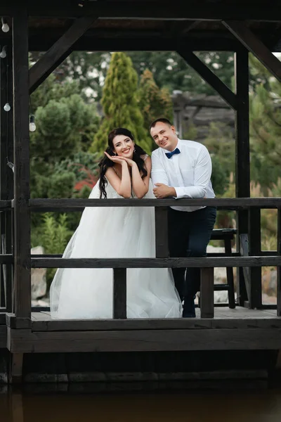 Glückliches Brautpaar Nach Der Trauung Spaziergang Grünen Botanischen Garten — Stockfoto