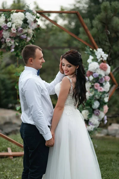 Happy Bride Groom Wedding Ceremony Walk Green Botanical Garden — Zdjęcie stockowe