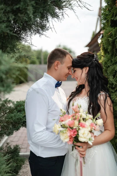 Happy Bride Groom Wedding Ceremony Walk Green Botanical Garden — Stockfoto
