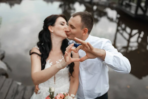 Happy Bride Groom Wedding Ceremony Walk Green Botanical Garden — Stok fotoğraf