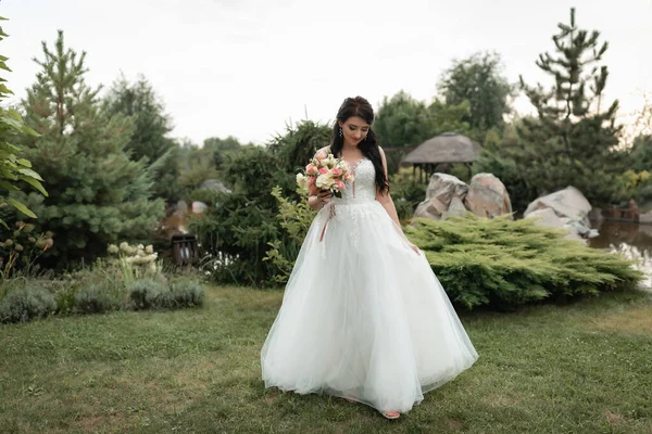 Glücklich Lächelnde Braut Mit Einem Großen Brautstrauß Posiert Einem Wunderschönen — Stockfoto