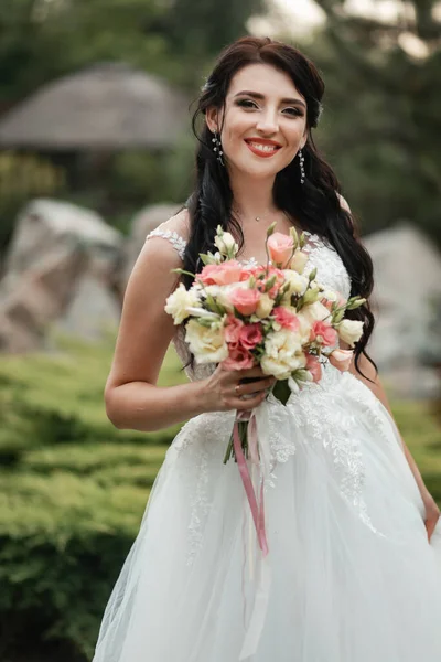 Happy Smiling Bride Big Wedding Bouquet Posing Beautiful Botanical Park — 스톡 사진