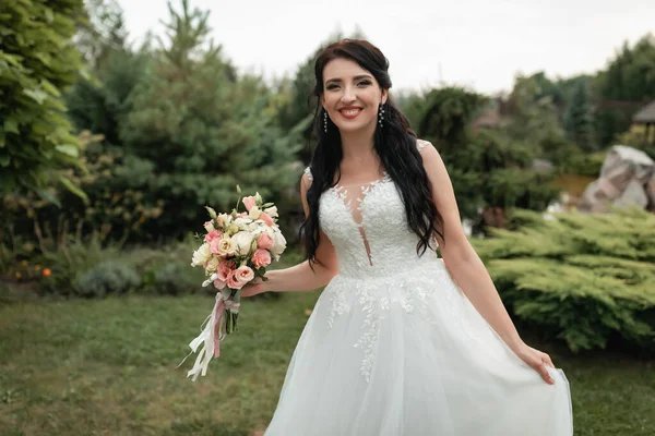 Happy Smiling Bride Big Wedding Bouquet Posing Beautiful Botanical Park — 스톡 사진