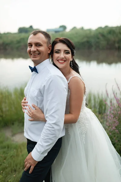 Happy Bride Groom Wedding Ceremony Walk Green Botanical Garden — Fotografia de Stock