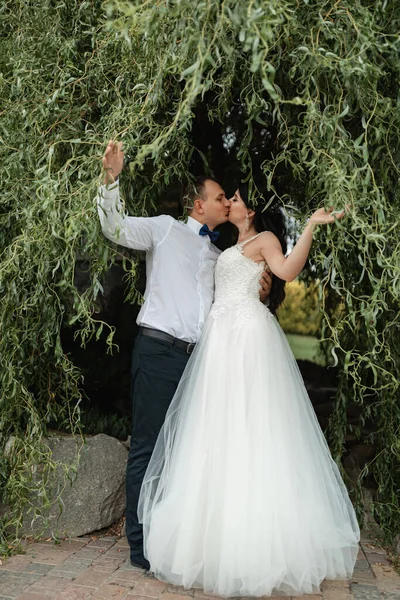 Happy Bride Groom Wedding Ceremony Walk Green Botanical Garden — Foto Stock