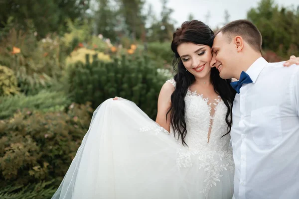 Happy Bride Groom Wedding Ceremony Walk Green Botanical Garden — Fotografia de Stock