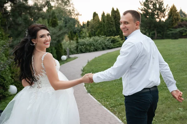 Düğün Töreninden Sonra Mutlu Gelin Damat Yeşil Botanik Bahçesinde Yürü — Stok fotoğraf