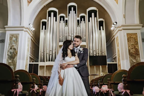 Uma Sessão Fotos Casamento Salão Órgãos Tapete Vermelho Bouquet Noivas — Fotografia de Stock