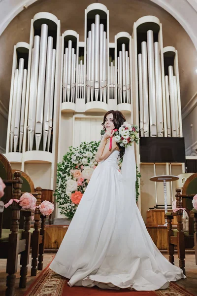 Ein Hochzeitsfotoshooting Orgelsaal Roter Teppich Brautstrauß Schöne Antike Glasfenster — Stockfoto