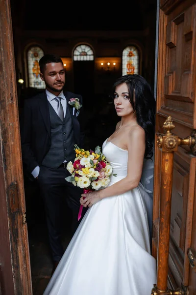 Wedding Photo Shoot Organ Hall Red Carpet Bridal Bouquet Beautiful — Foto de Stock