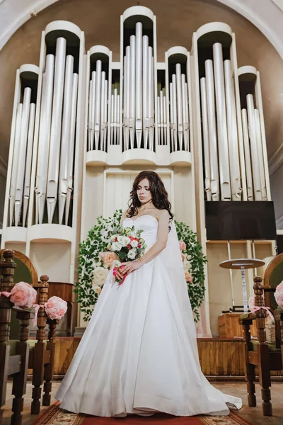 Wedding Photo Shoot Organ Hall Red Carpet Bridal Bouquet Beautiful — 스톡 사진