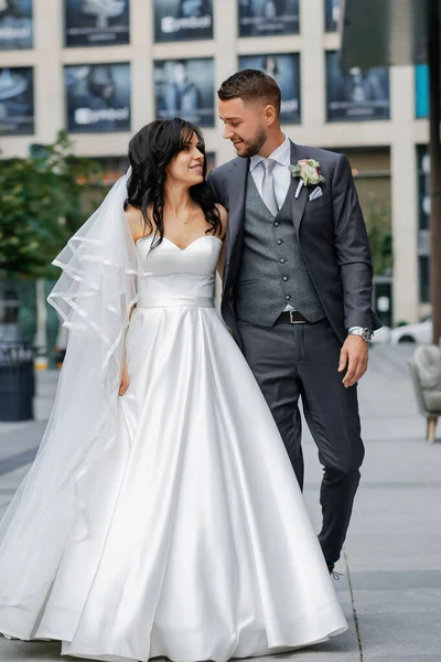 Young Wedding Couple Strolls Town Clear Sunny Day Life Style — Stock fotografie