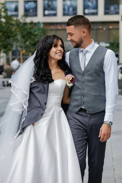 Young Wedding Couple Strolls Town Clear Sunny Day Life Style — Stock fotografie