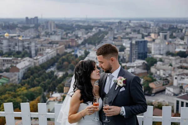 City View High Skyscrapers Bridge River Business Center Stylish Wedding — Zdjęcie stockowe