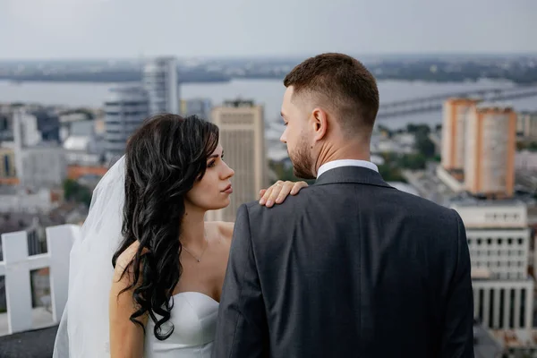 City View High Skyscrapers Bridge River Business Center Stylish Wedding — Stock fotografie