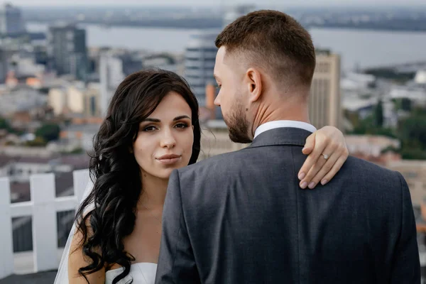 City View High Skyscrapers Bridge River Business Center Stylish Wedding — Foto Stock