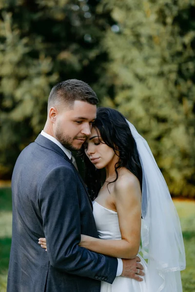 Stylish Wedding Couple Gently Embracing Happy Bride Adorable Groom — Stockfoto