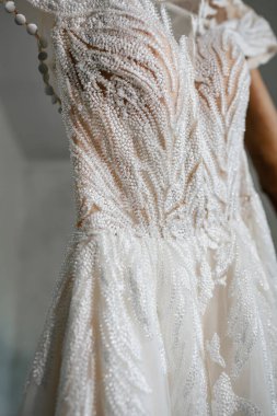 Gelinlik elinde. Gelinin Toplantısı