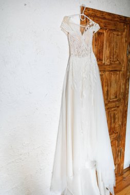 Gelinlik kapıda asılı. Gelin Toplanıyor.