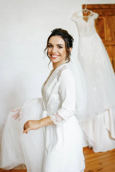 Bride White Robe Posing Her Wedding Dress — Stockfoto