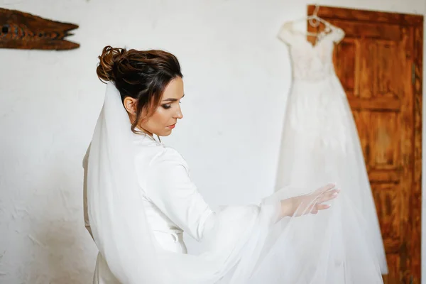 Bride White Robe Posing Her Wedding Dress — Stok Foto