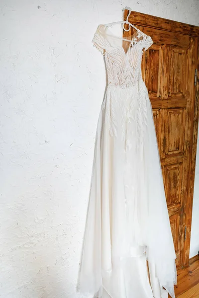 Gelinlik kapıda asılı. Gelin Toplanıyor.