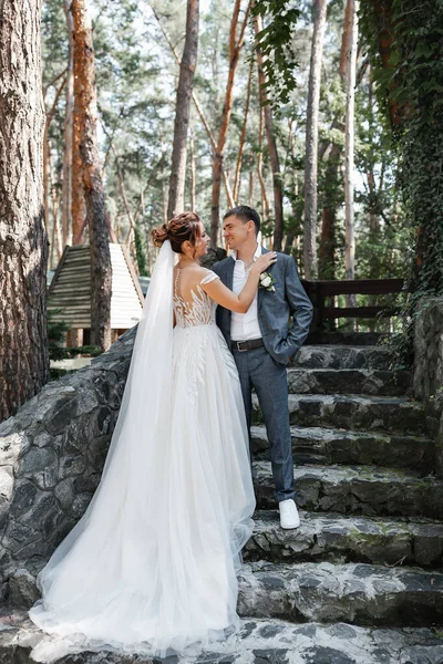 Wedding Couple Posing Arms Each Other Stone Staircase Woods Bright — Fotografia de Stock