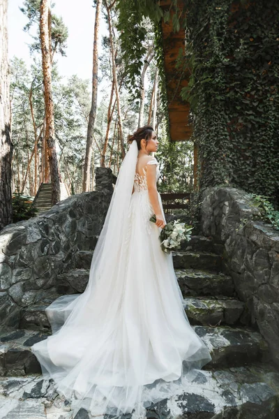 European Looking Bride Pine Forest Posing Beautiful Bouquet Her Hands — Foto Stock