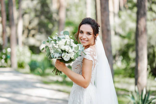 Una Sposa Dall Aspetto Europeo Una Pineta Posa Con Bellissimo — Foto Stock