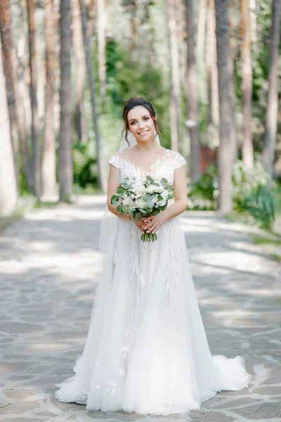 European Looking Bride Pine Forest Posing Beautiful Bouquet Her Hands — 스톡 사진