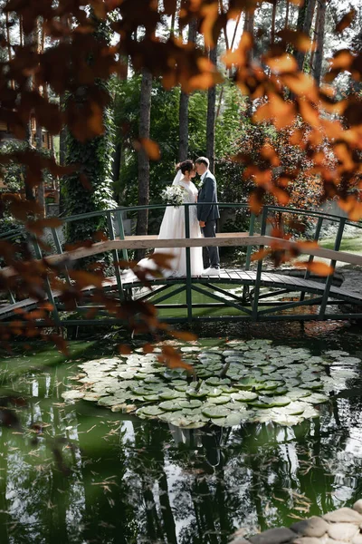 Wedding Couple Bridge Lake Red Fish Woods — Fotografia de Stock
