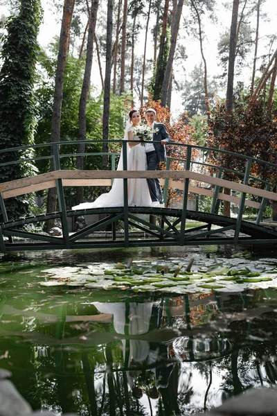 Casal Casamentos Uma Ponte Sobre Lago Com Peixes Vermelhos Floresta — Fotografia de Stock