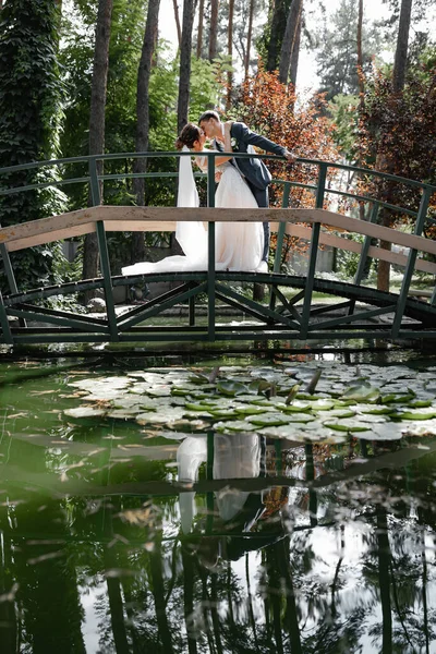 Una Coppia Sposi Ponte Lago Con Pesce Rosso Nel Bosco — Foto Stock